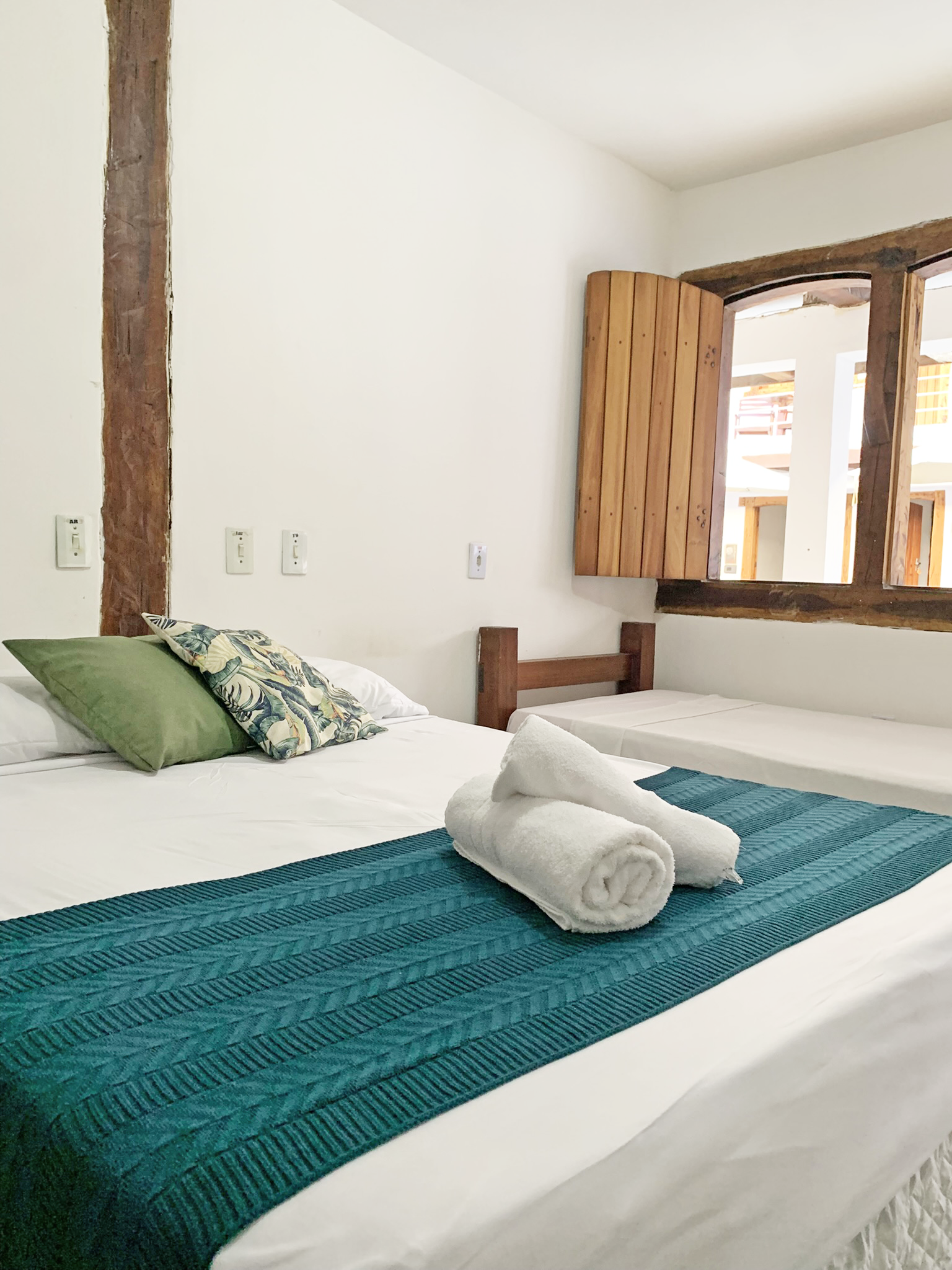 Quarto standard triplo da Pousada Luz do Sol